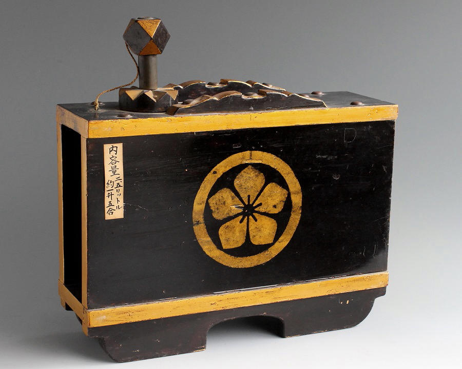 Japanese EDO Samurai wooden Lacquer Sake Cask Large SASHIDARU Gold family crest